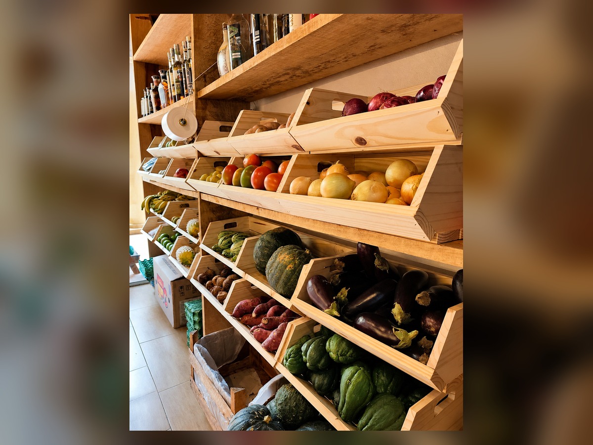Caixotes de madeira com legumes, verduras e frutas frescas no empório
